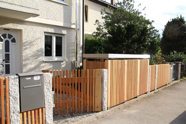 Mülltonnenhaus Holzlatten senkrecht